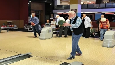 Huzurevi sakinleri bowling ile eğlendi