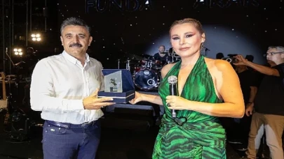 İlber Ortaylı ve Funda Arar Dikili’yi Salladı