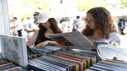 Kadıköy’de plaklar Barış Manço anısına dönüyor