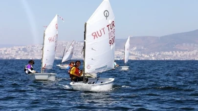 Narlıdere’den açılan yelkenler, İzmir Körfezi’nde görsel şölen yaşattı