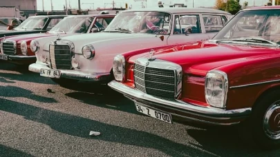 Rengarenk Klasik Otomobiller Harem’den Üsküdar Meydanına doğru nostaljik tura çıktı