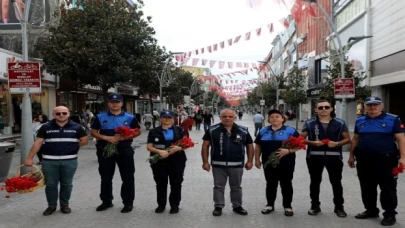 Sakarya Zabıtası’ndan vatandaşa ve esnafa karanfil