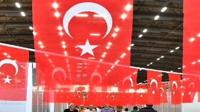 35 bin metrekare Türk bayraklarıyla donatıldı