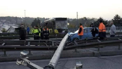 Bahçelievler'de yoldan çıkan İETT otobüsü aydınlatma direğini devirdi: Yol kapandı