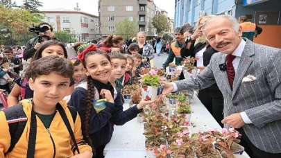 Bayrampaşa’da okullar begonya ile renklendi