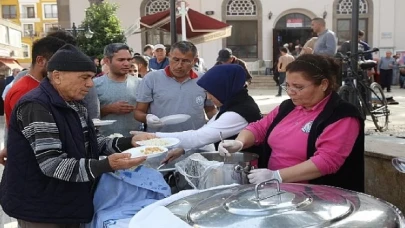 Burhaniye belediyesi Kocacami mahallesi’nde Ata’mız ve Şehitlerimiz için hayır düzenledi