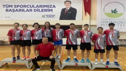 Bursa Osmangazi Badminton takımının şampiyonluk sevinci