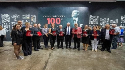 Cumhuriyet sevdalısı İzmir’de “Cumhuriyet’in 100’ü İzmir” sergisi açıldı