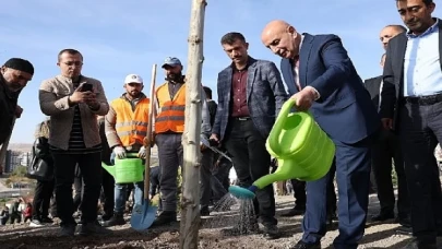 Cumhuriyet’in 100.yılına özel 100 bininci fidan toprakla buluşturuldu