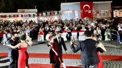 Didim’de Atatürk’ün sevdiği şarkılar ve vals gösterisi gerçekleştirildi