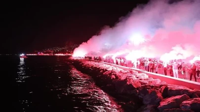 Gemlik’te binlerce meşale Cumhuriyet için yakıldı.