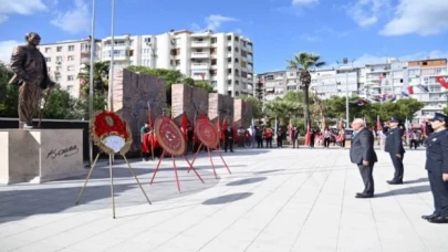 İzmir Karabağlar’ın yeni meydanında çelenkler sunuldu