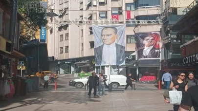 İzmit Fethiye Caddesi Atatürk fotoğraflarıyla donatıldı