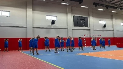 Kaş Ova Spor Salonu’nda spor kursları düzenleniyor