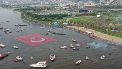 Kocaeli’de Cumhuriyet’e koştular... Bayrak açtılar