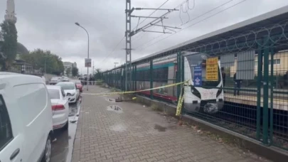 Marmaray seferlerinde aksama; Bir kadın rayların üzerine düştü