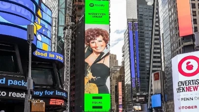 New York’ta bir &apos;Cumhuriyet Divası’: Spotify’ın EQUAL Türkiye Ekim ayı elçisi Müzeyyen Senar New York Times Square’de