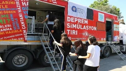 Öğrencilere Deprem Simülasyon Tırında Eğitim