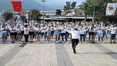 Önce Başkan’dan Zeybek, sonra 300 dansçıdan erik dalı