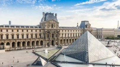 Paris'teki Louvre Müzesi'nde bomba alarmı: 15 bin kişi tahliye edildi