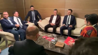 Özgür Çelik, İstanbul delegelerinin imzalarını Özgür Özel'e teslim etti