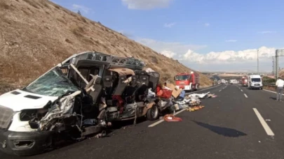 TAG Otoyolu'nda kamyon ve minibüs çarpıştı: Ölü ve yaralılar var