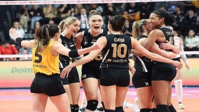 VakıfBank, derbide zaferi 3-0 ile aldı