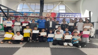 Yeni kick boks sporcuları kuşak diplomalarını aldı