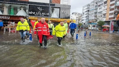 Başkan Soyer, deniz kabarmasının tsunami etkisi yarattığı Kordon’da