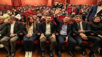 CHP lideri Özgür Özel, dünyaca ünlü soprano Pervin Chakar’ın Kadıköy’de verdiği konsere katıldı