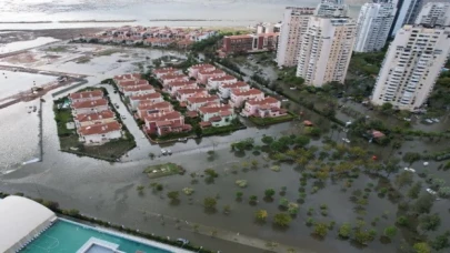 Deniz taştı, İzmir bu hale geldi