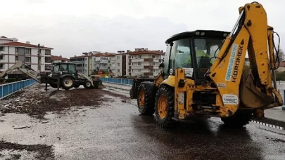 Edremit’te şiddetli yağış sonrası Belediye Ekipleri sahada