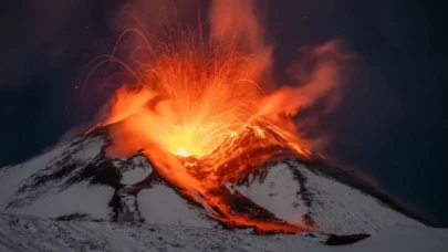 Etna Yanardağı yeniden kül ve lav püskürttü