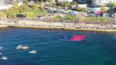 İstanbul Kadıköy’de karada, denizde, havada Ata’ya saygı zinciri