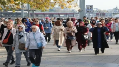 İzmit Belediyesi, kadınları sağlıklı yürüyüşlerde buluşturuyor