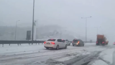 Kar yağışının etkisini sürdürdüğü Kuzey Marmara Otoyolu'nda, çok sayıda araç yolda kaldı