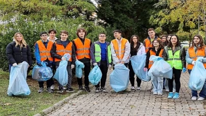 Karşıyaka Belediyesi gençlere geri dönüşüm bilinci aşılıyor