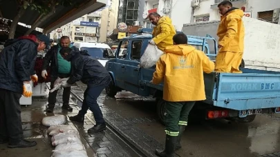 Konak Belediyesi’nden esnafa kum torbası desteği