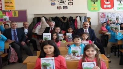 Konya’da Başkan Altay’dan 3. sınıf öğrencilerine hikaye kitabı