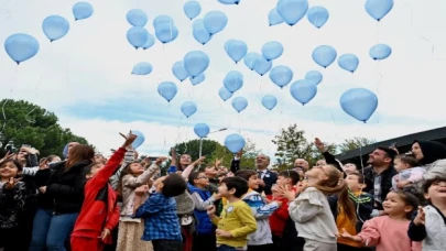 Mavi balonlar Bursa’dan gökyüzüne bırakıldı