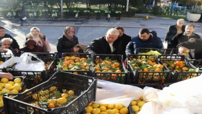 Mersin’in meyveleri İzmitlilere dağıtıldı