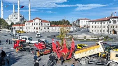 Meşhur ”tek ağaç” asırlık çınar ile değiştirildi