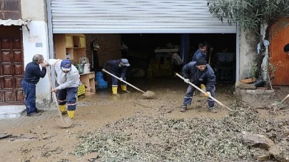 Mudanya Belediyesi ekiplerinden sel sonrası müdahale