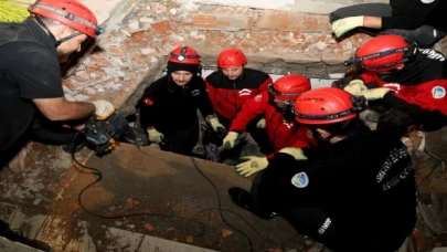 Sakarya’nın kalbindeki o enkaza girdi! Bol aksiyonlu canlı kurtarma tatbikatı