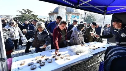 Büyükşehir şehitler için helva ve lokma dağıttı