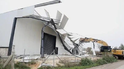 Çalı ve Tahtalı’da kaçak işyerleri yıkıldı