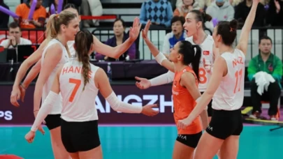 Eczacıbaşı Dynavit, Vakıfbank'ı 3-2 yenerek dünya şampiyonu oldu