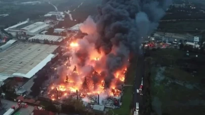 Gebze'de lojistik deposunda çıkan yangına müdahale sürüyor