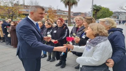 Gölcük’te 5 Aralık’a özel kadınlara karanfil