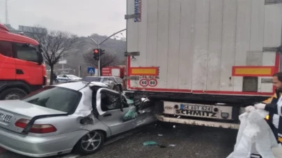 Pazaryeri’nde TIR’a otomobil çarptı! 1 ölü 1 yaralı